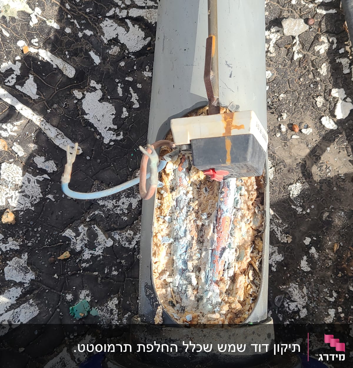 חלק עליון של דוד שמש עם חיבורים חשמליים גלויים